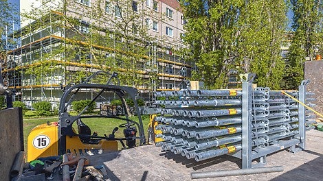 Anpassungsfähig: Mit der flexiblen Stielbauweise des PERI UP Gerüstbaukastens findet sich für nahezu jede Fassadeneinrüstung die passende Systemlösung.