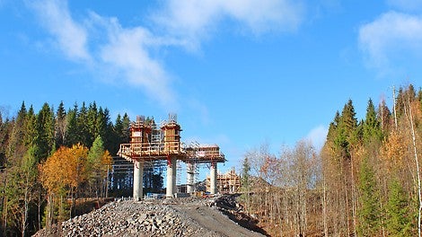 Sillan pilarit kohoavat korkeimmillaan 25m korkeuteen.