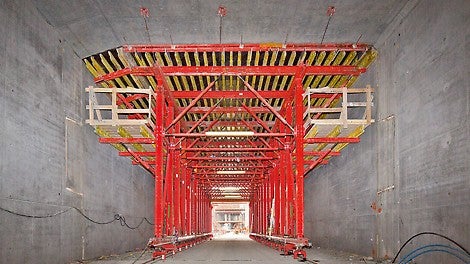 为该工程设计的顶板模板台车，几乎完全由VARIOKIT工程套件组成，因此特别经济。