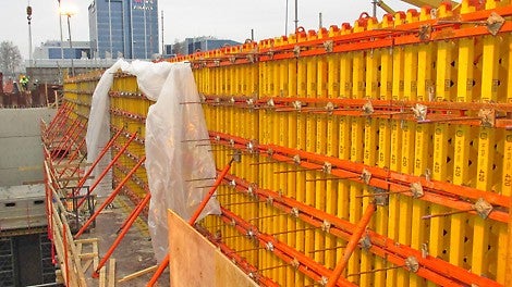 Kaikkiin kohteisiin mukautuva VARIO-seinämuottijärjestelmä Tietotien suuaukon seinien valussa.