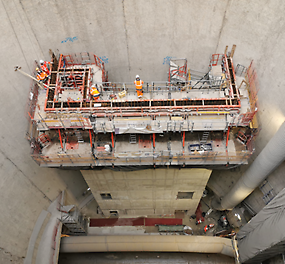 Puits Cuchets L14 sud du Grand Paris Express à Villejuif : un puits réalisé à l’aide d’outils grimpants et semi-grimpants TRIO /CB, avec du matériel et des techniques bien rodées.<br/>(Photo : PERI France)<br/>