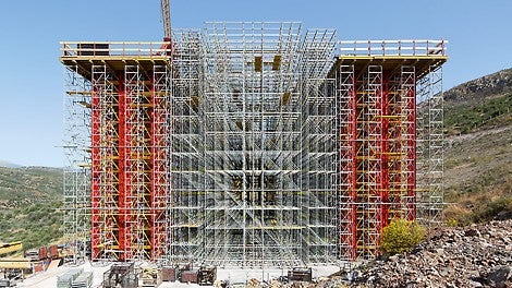 组合使用VARIOKIT高强塔架与PERI UP Flex盘扣式脚手架系统精确搭建支撑系统，满足受力和建筑设计上的要求。