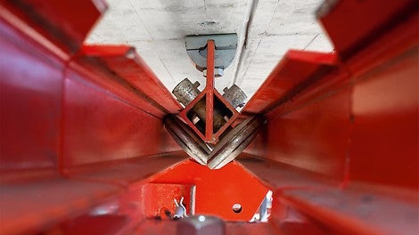 Die VARIOKIT Gesimskappenbahn ist über Fahrschienen und Rolleneinheiten an der Unterseite des Brückenkragarms angehängt – bei identischer Position zum Verfahren und Betonieren.