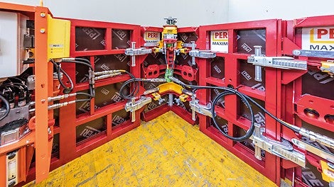 PERI präsentiert auf der bauma weitere Ergänzungen für die bewährte MAXIMO Rahmenschalung. So wird die MAXIMO Schachtecke um ein neues Ausschalmodul ergänzt, das ein kraftsparendes und effizientes Ausschalen der Schachtecken ermöglicht.
