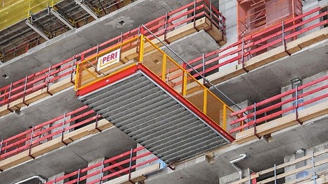 Die schienengeführte Konsolbühne kann kranunabhängig und zeitsparend mit der RCS Selbstklettertechnik umgesetzt werden. Im Gebäudeinneren sind somit keine störenden Tragprofile oder Deckenstützen vorhanden. Mit dem RCS Wandschuh ist die Verankerung auch in Lochfassaden oder an Säulen möglich.