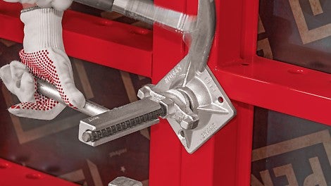 La clé pour barre de serrage PERI empêche la rotation de l&#039;ancrage DW 15 lors du coffrage et du décoffrage. 