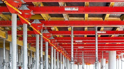 Bei beiden Hochhaustürmen konnten mit den VARIODECK Deckentischen große Deckenflächen mit bis zu 50 cm Stärke in kurzer Zeit geschalt werden.