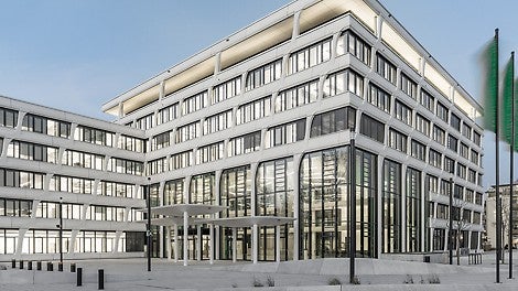 Uue HeidelbergCement peakorteri 11.75 m kõrge fassaad, mille postid on tehtud PERI raketisega, on eriliselt silmapaistev. <br/>(Foto: Thilo Ross)<br/>