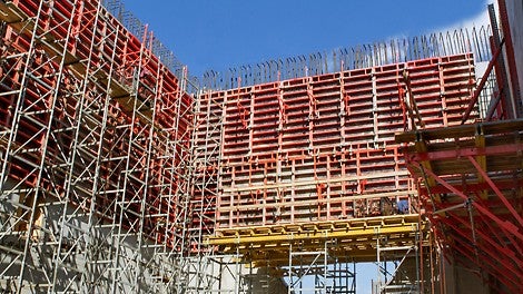 Внутри здания монтаж стеновой опалубки велся на башнях ST 100. 