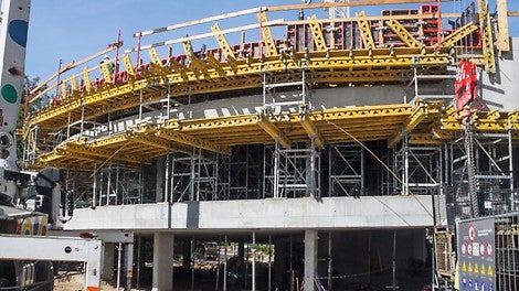 Podepření stěn i průvlaků tvořily věže ST 100 v kombinaci se stropním bedněním MULTIFLEX, které byly rozmístěné v pravidelném rastru s ohledem na minimalizaci prořezu překližek.