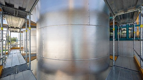 Durch das metrische PERI UP Systemraster wurde eine hohe Flexibilität mit weitestgehend kupplungsfreier Montage erreicht – ohne Belagspalten und Stolperstellen bei der späteren Gerüstnutzung.