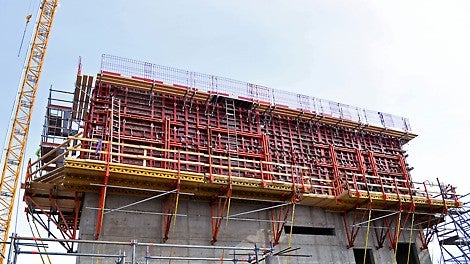 MAXIMO monterad på CB240 med åkvagn, tack vare MX formstagsteknik med koniska stag utförs stagmontage från en sida utan distansrör och plastkoner. 