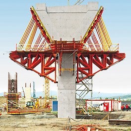 For constructing the pier heads, PERI developed an efficient formwork solution with horizontally-positioned brace frames and VARIO GT 24 girder wall formwork.