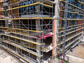 Скелето е прекъснато в зоната на хаспела, а товаро-разтоварните действия изискват скелето в съседство да започва от 3-ти етаж