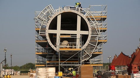 Safety requirements and regulations on industrial jobsites are higher than anywhere else - PERI&#039;s yellow toeboards make it very easy to spot from a distance if edge protection is complete