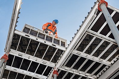 Die leichten Träger und Paneele aus Aluminium machen die Deckenschalung besonders handlich<br/>