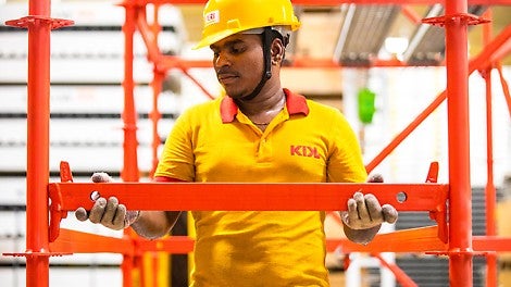 When inserting the wedge head into the rosett, the wedge drops through the force of gravity into the hole and locks.