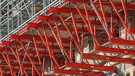 Jeweils drei 15 m lange VARIOKIT Fachwerke bilden das temporäre Tragwerk innerhalb eines Brückenbogens. Bei 32 Bögen sind auf 173 m Länge insgesamt 96 solcher Fachwerke montiert.