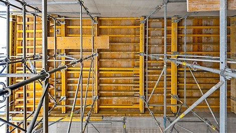 Wysokie podparcia stropów o ciekawej geometrii wykonane przy użyciu bezpiecznego w użytkowaniu systemu PERI UP Flex.