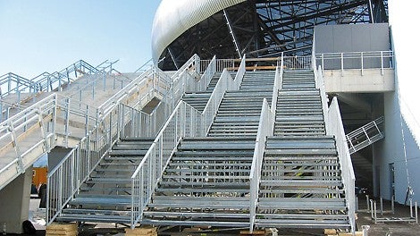 Para grandes reuniones públicas, se utilizan escaleras continuas conectadas con puntos de acceso separados a través de barandillas interiores.