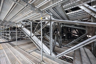 Trotz der komplexen Brückengeometrie mit kreuz und quer verlaufenden Stahlstreben und -bögen konnten Belagsebenen weitestgehend ohne aufwendige Kupplungsarbeiten ausgebildet werden – lückenlos und ohne gefährliche Stolperstellen bei der späteren Gerüstnutzung.