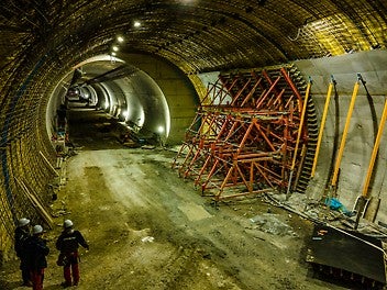 Такт от бетонирането на кривата на тунелното сечение със система VARIO, рамки за едностранен кофраж за тежко натоварване SB и подпори MULTIPTOP 