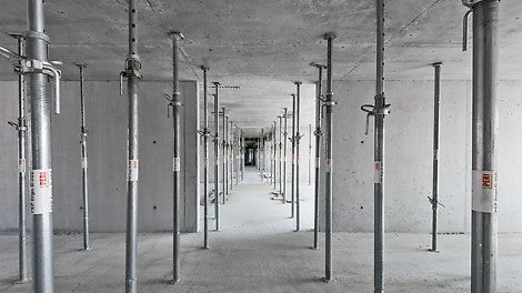 Nowe, lekkie (tylko 14 kg) podpory PEP Ergo B-300 w układzie podparcia wtórnego, w oddali widać efekt regularnego systemu MAXIMO na ścianach pokojów