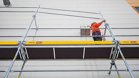 Opcjonalnie można też zawiesić obydwie poręcze na ramie Easy i zamontować je z niższego poziomu rusztowania.