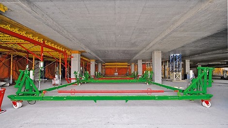 南部医疗中心 特殊设计的转运车能够简单、快速地在纵向和横向方向上徒手完成转运。在此之前台模通过液压装置卸载并完成下降。