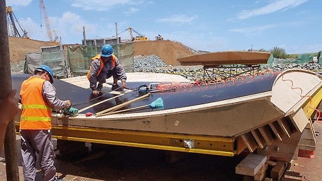 在派利现场服务人员的指导下，安装板材。