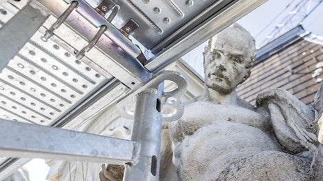 Bequemer Zugang zu den über 100 Jahre alten Sandsteinfresken zur Instandsetzung. Mit kurzen und einfachen Montageabläufen werden Innenkonsolen dank dem Gravity-Lock-Riegel kupplungsfrei gesteckt.