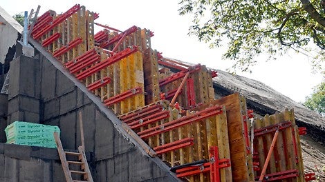 Deskowanie ścian dociskowych przejścia przez wał Cytadeli z wykorzystaniem systemowych elementów VARIO.