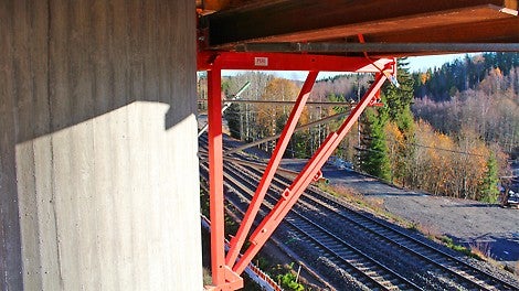 CB 240 -järjestelmä toimi työtasoina pilareissa.