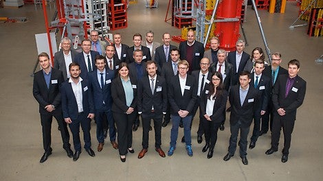 All participants, supervising members of staff along with the PERI organization team of the 10th final elimination round of the PERI Construction Exercise in the exhibition hall of PERI GmbH in Weissenhorn.
