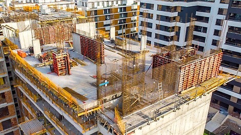 使用PROKIT防护栏系统封闭不同高度上的开放的楼板边缘，最大程度上确保了施工的安全性。