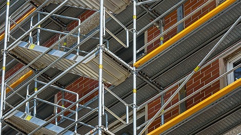 Der am Easy Rahmen und Easy Stiel integrierte Gerüstknoten erlaubte den direkten Anbau der vorgelagerten Gerüsttreppe an das Fassadengerüst – ohne aufwendige Kupplungsarbeiten und ohne Stolperfallen.