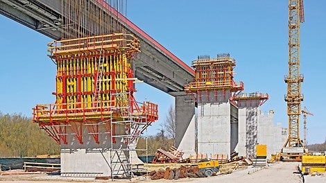 40 stubova priobalnog dela mosta na ekonomičan način realizovano je korišćenjem CB/VARIO jedinica penjajuće oplate.