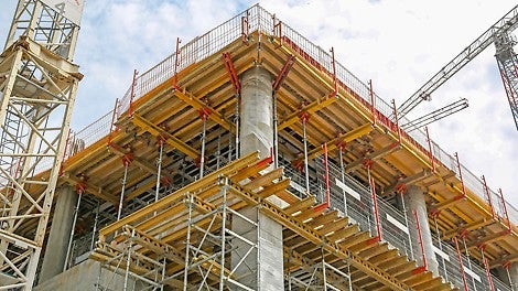 Wykorzystanie stolików stropowych z głowicą uchylną zapewnia bezpieczną pracę.