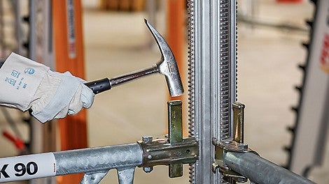 可使用MULTIPROP连接框架将MULTIPROP支架组成塔架系统，楔形连接组件固定在MULTIPROP连接框架上，避免了丢失。MKR连接框架在外管或内管上均可连接，避免对平面设计的影响。