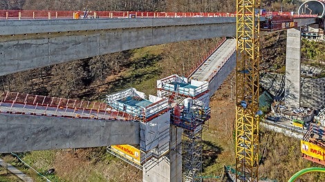 PERI Ingenieure konstruierten für die Bearbeitung der Schrägpfeiler einen schienengeführten Nachbehandlungswagen, indem sie das PERI UP Gerüstsystem mit VARIOKIT und der RCS Klettertechnik verheirateten.