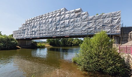 Die Ost- und Westseite der Luitpoldbrücke wurden nacheinander eingerüstet und saniert.