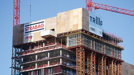 Turnurile de sprijinire VST Heavy-Duty sunt fixate de clădire prin structuri de reținere. Platforma de distribuție montată la suprafață servește pentru a găzdui schela PERI UP.