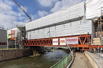 Auf Basis der beiden Baukastensysteme PERI UP und VARIOKIT erarbeiteten PERI Ingenieure eine Gerüstlösung, die allen projektspezifischen Herausforderungen gerecht werden sollte: vom anspruchsvollen Prüflauf der Deutschen Bahn bis hin zur praktischen Umsetzbarkeit auf der Baustelle.