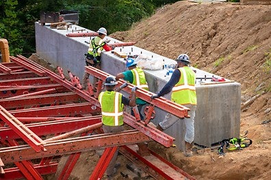 The adaptable and customized solution for the bridge enabled the crew to easily assemble and operate the system for safe and efficient construction.