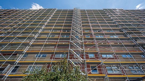 Mit PERI UP Easy ließen sich dank des integrierten Gerüstknotens Balkonvorsprünge einfach umbauen und ein außenliegender Treppenlauf direkt an das Fassadengerüst anschließen – nahezu ohne aufwendige Kupplungsarbeiten und ohne Stolperfallen bei der Gerüstnutzung.