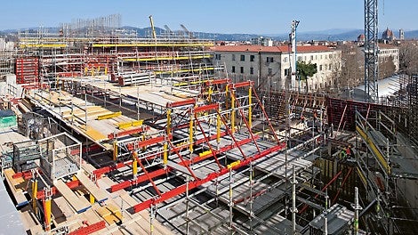 A construction consisting of the PERI UP scafolding system, MULTIPROP system, SLS spindles and SRU walers served as temporary support for the individual steel girders.