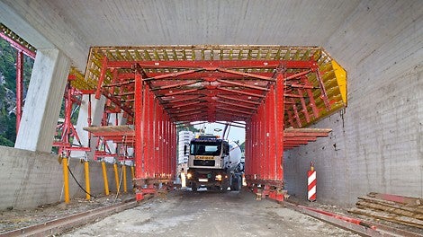 The PERI formwork concept consisted of a 13.50 m long slab formwork carriage with a 3.00 m width – the 4.50 m high drive-through height provided easy access for construction site vehicles as well as transit traffic.