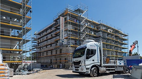 Все элементы системы разработаны с учетом требований по безопасному монтажу. Настилы самофиксируются, что исключает их произвольный подъем. 