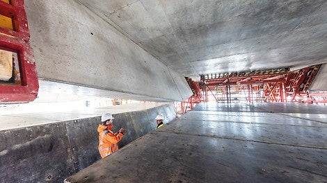 Eine besondere Herausforderung stellte die Schalung der schiefwinkeligen und V-förmigen Unterzüge des Vorfahrtstisches dar.