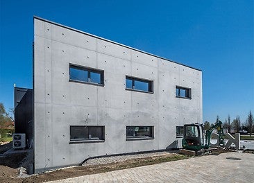 Die Außenwände samt Fensteröffnungen harmonieren perfekt mit dem durch MAXIMO erzielten Fugen- und Ankerraster.